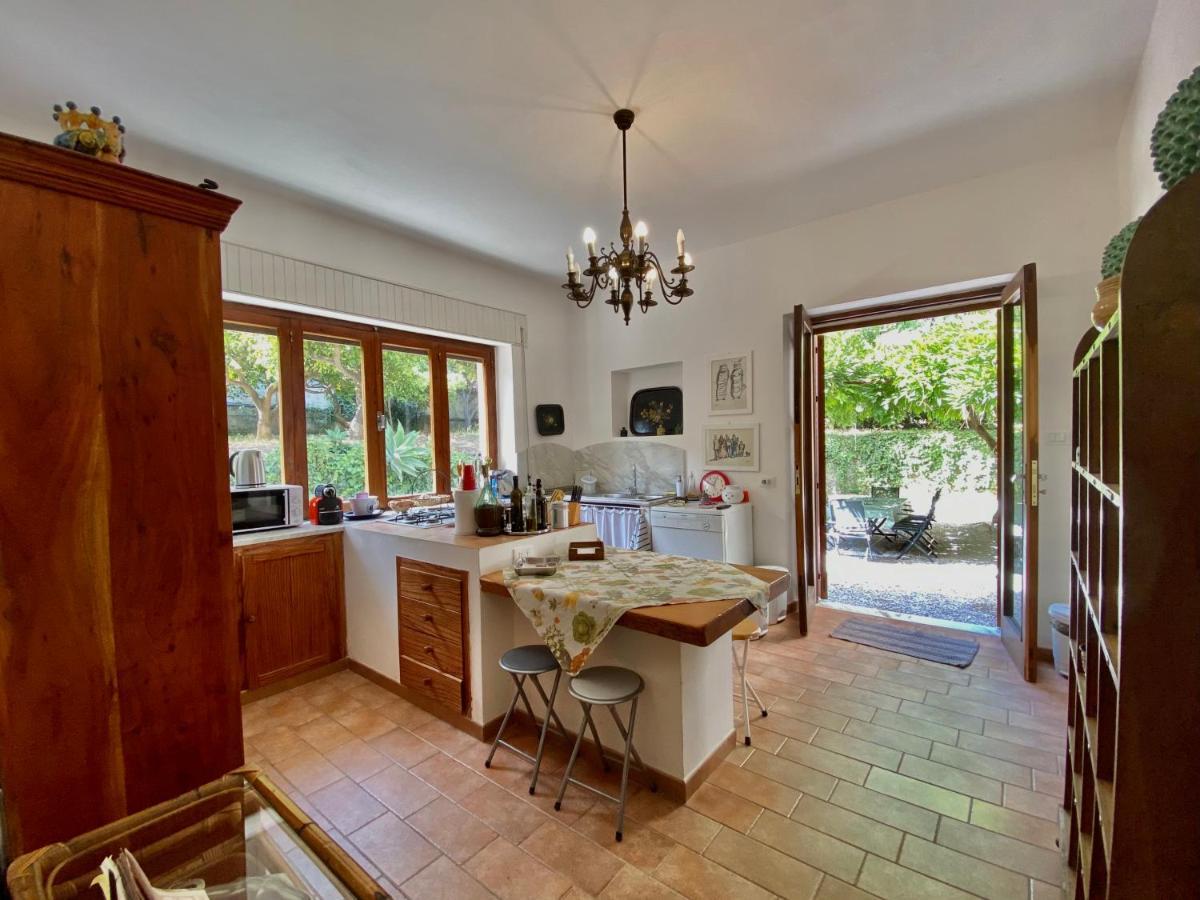 Villa Tana Pacenzia 切法卢 外观 照片